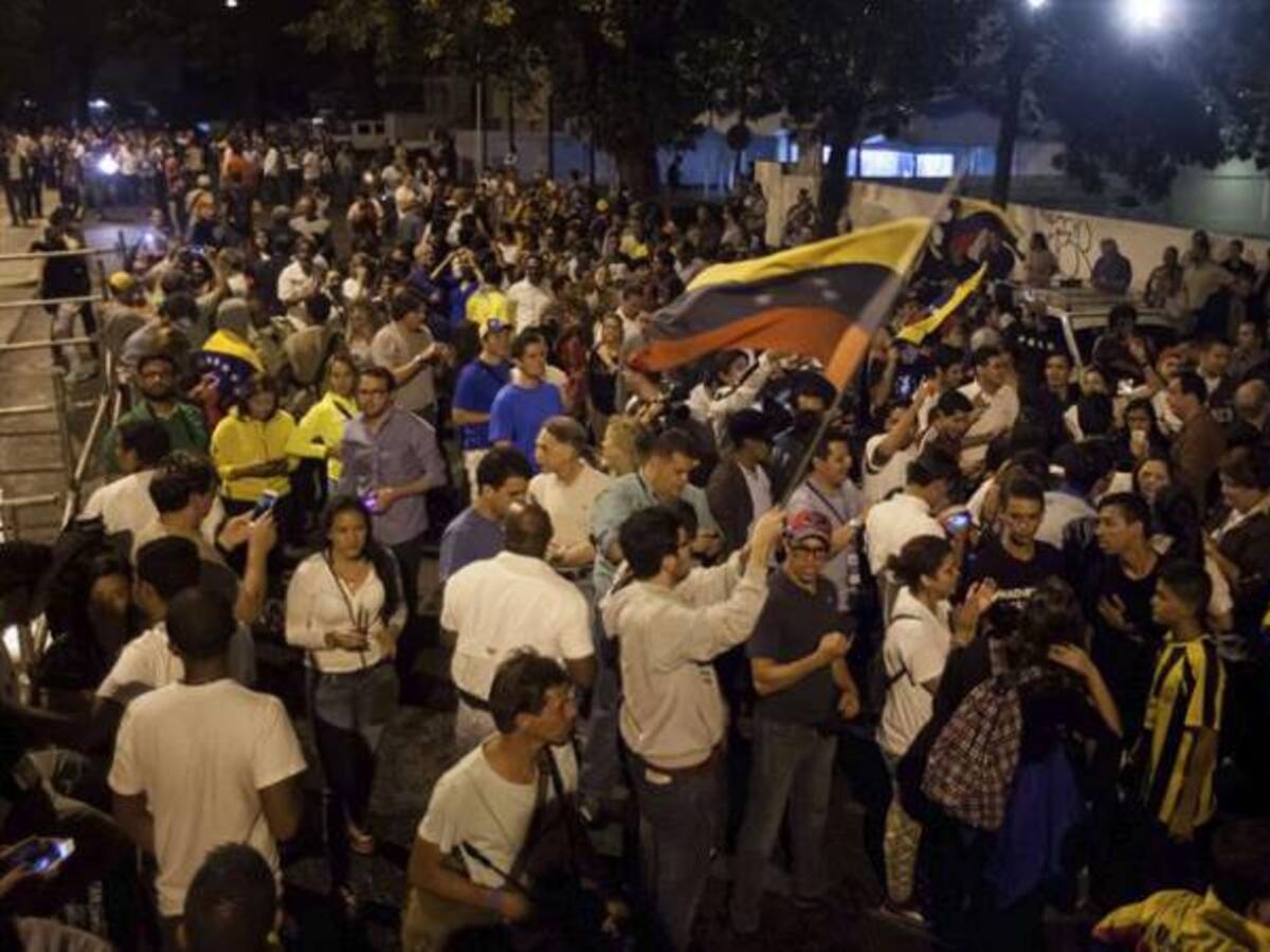A Maduro le espera un referendo revocatorio: Beatriz de Majo