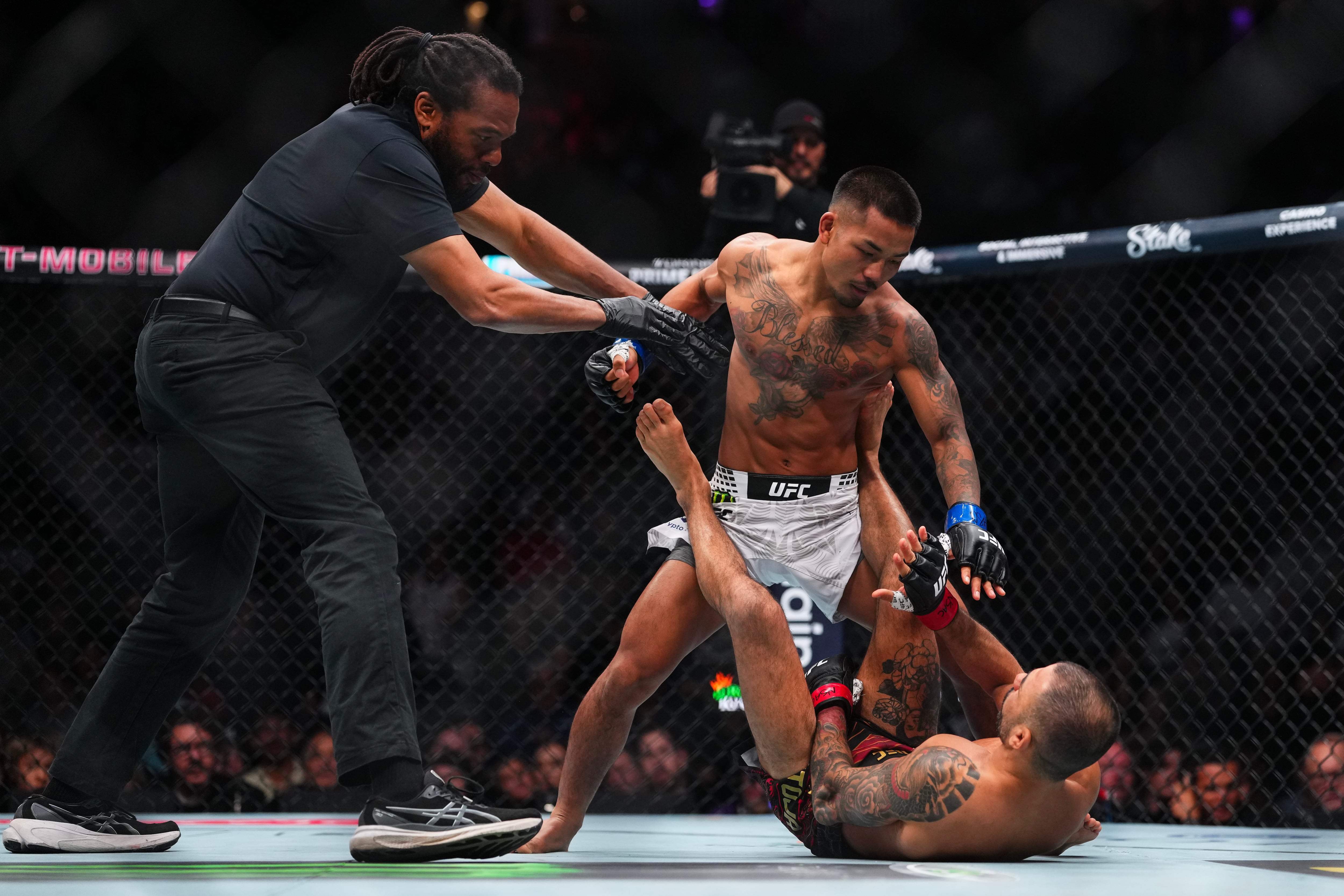 Joshua Van vs. Alexandre Pantoja el 6 de diciembre de 2025, cuando Van le ganó el cinturón al brasileño. Foto: Getty Images.