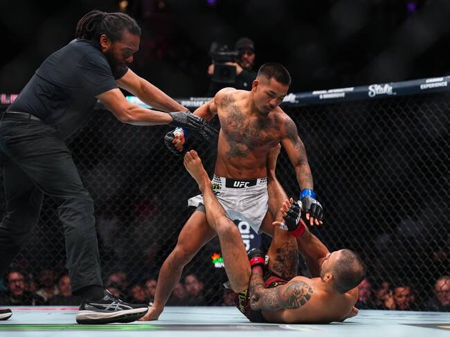 Joshua Van vs. Alexandre Pantoja el 6 de diciembre de 2025, cuando Van le ganó el cinturón al brasileño. Foto: Getty Images.