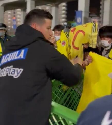 James Rodríguez con aficionados en Osaka, Japón. / @jamesdrodriguez