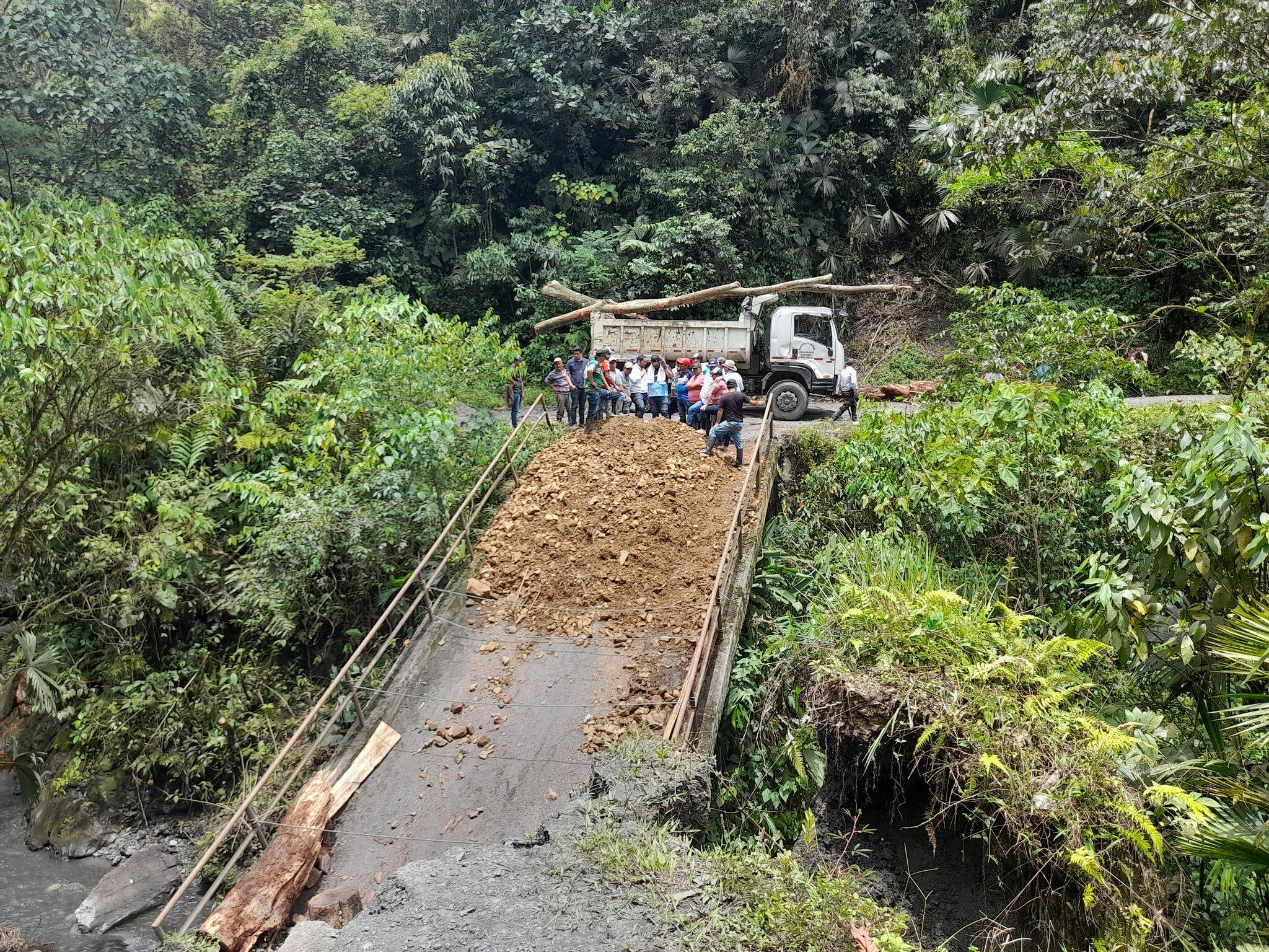Tras colapso de puente en el municipio de La Victoria, comunidad realiza paso provisional / Cortesía: Secretaría de Infraestructura de Boyacá.