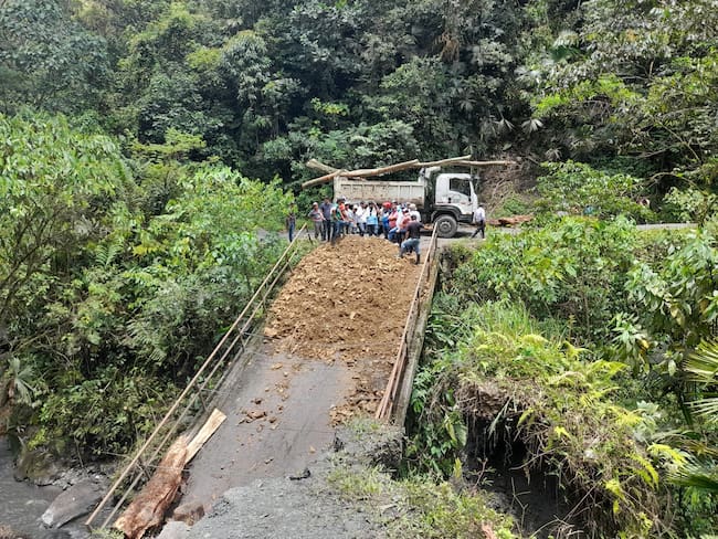 Tras colapso de puente en el municipio de La Victoria, comunidad realiza paso provisional / Cortesía: Secretaría de Infraestructura de Boyacá.