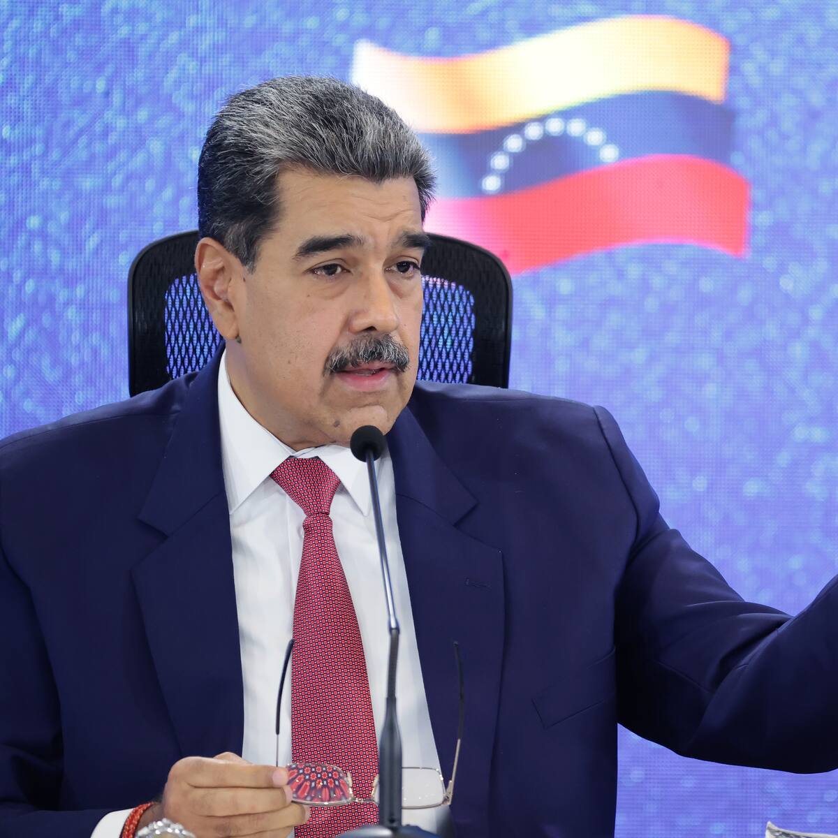 Presidente Trump afirma que Nicolás Maduro y su esposa fueron capturados tras bombardeos en Caracas