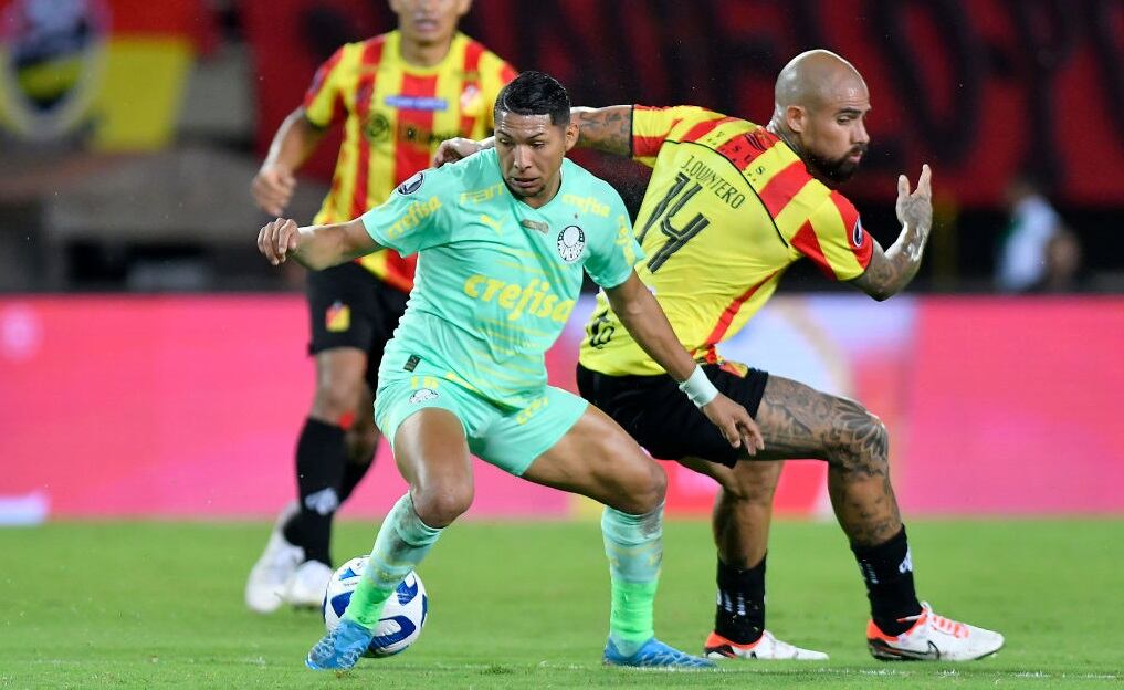 Rony de Palmeiras y Juan Sebastián Quintero de Pereira durante el partido de ida de la Copa Libertadores (Photo by Gabriel Aponte/Getty Images)
