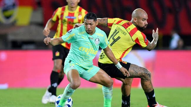 Rony de Palmeiras y Juan Sebastián Quintero de Pereira durante el partido de ida de la Copa Libertadores (Photo by Gabriel Aponte/Getty Images)