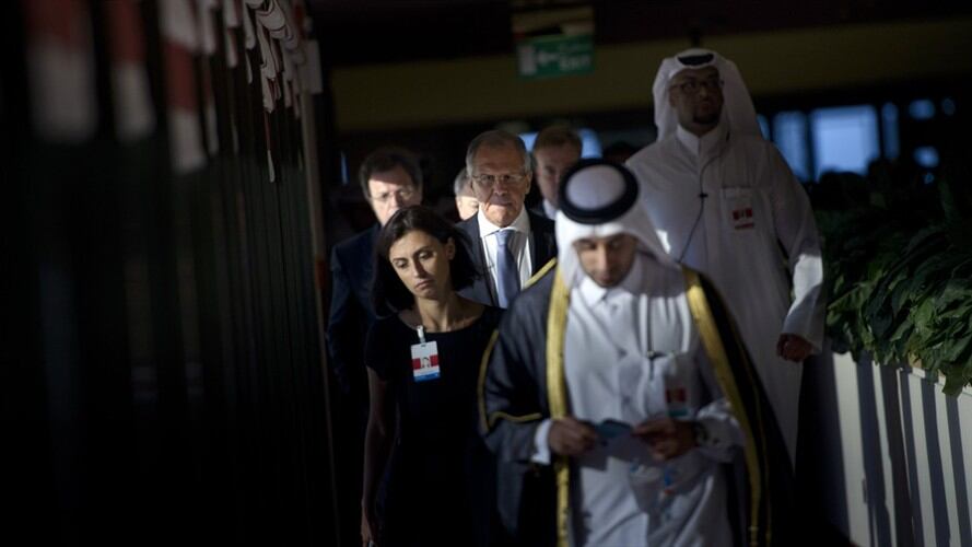 El ministro de Relaciones Exteriores de Rusia, Serguéi Lavrov (C), camina con otros antes de una reunión trilateral el 3 de agosto de 2015 en Doha. Foto: Getty Images