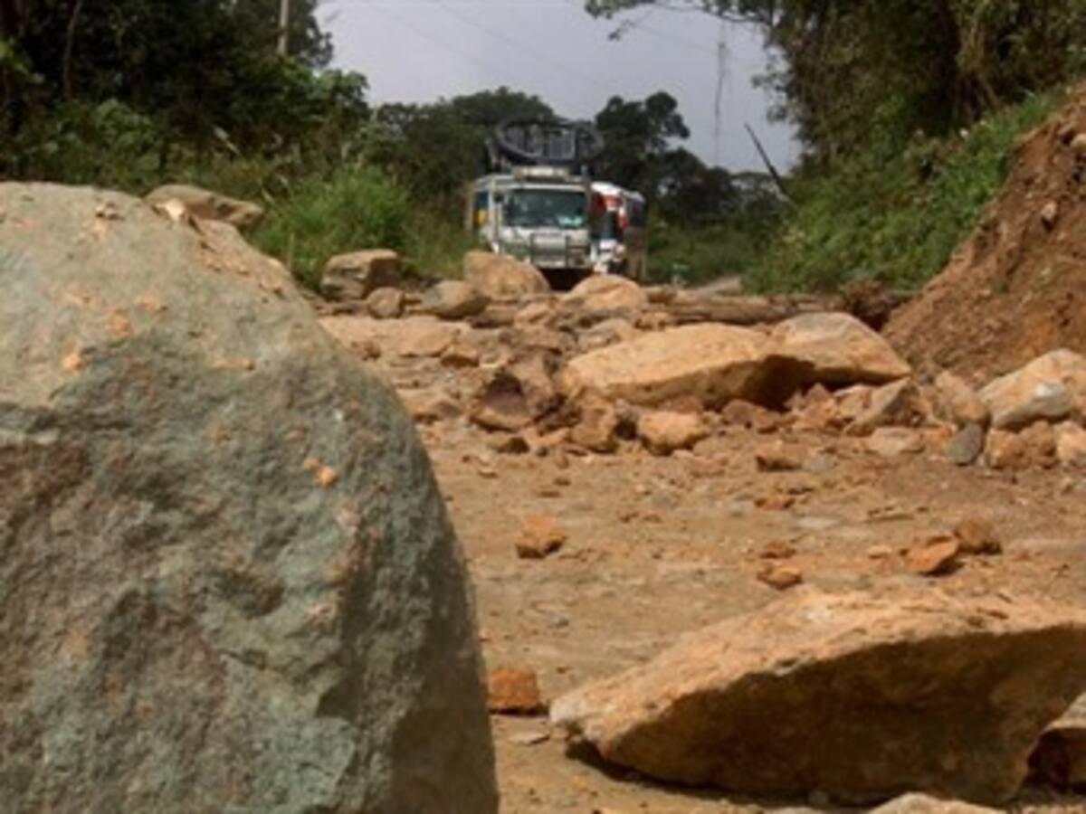 La Policía de carreteras reportó el cierre de varias vías en el oriente del país