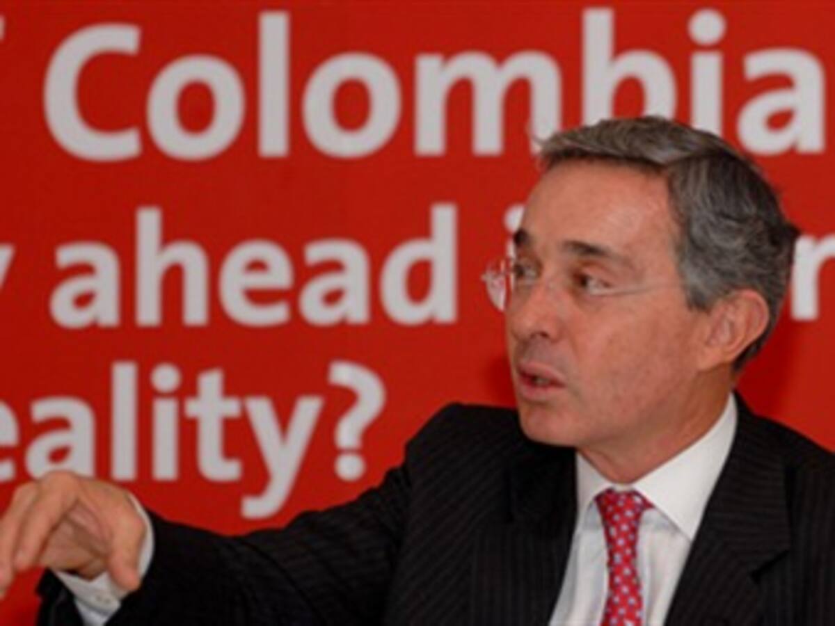 Uribe, en una 'encrucijada del alma' sobre si presentarse o no en 2010