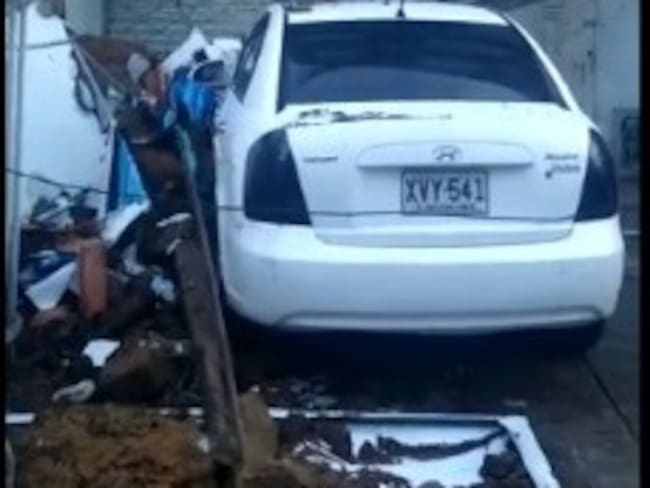 Muro cayó sobre un carro en el Ricaurte