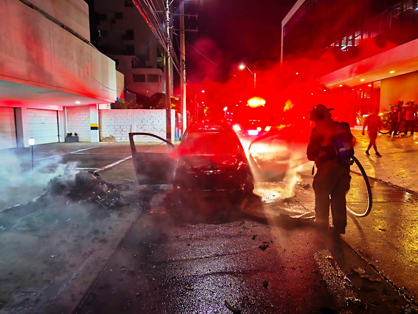 Cuerpo de Bomberos de Cartagena atendió incendio de vehículo en el barrio Manga