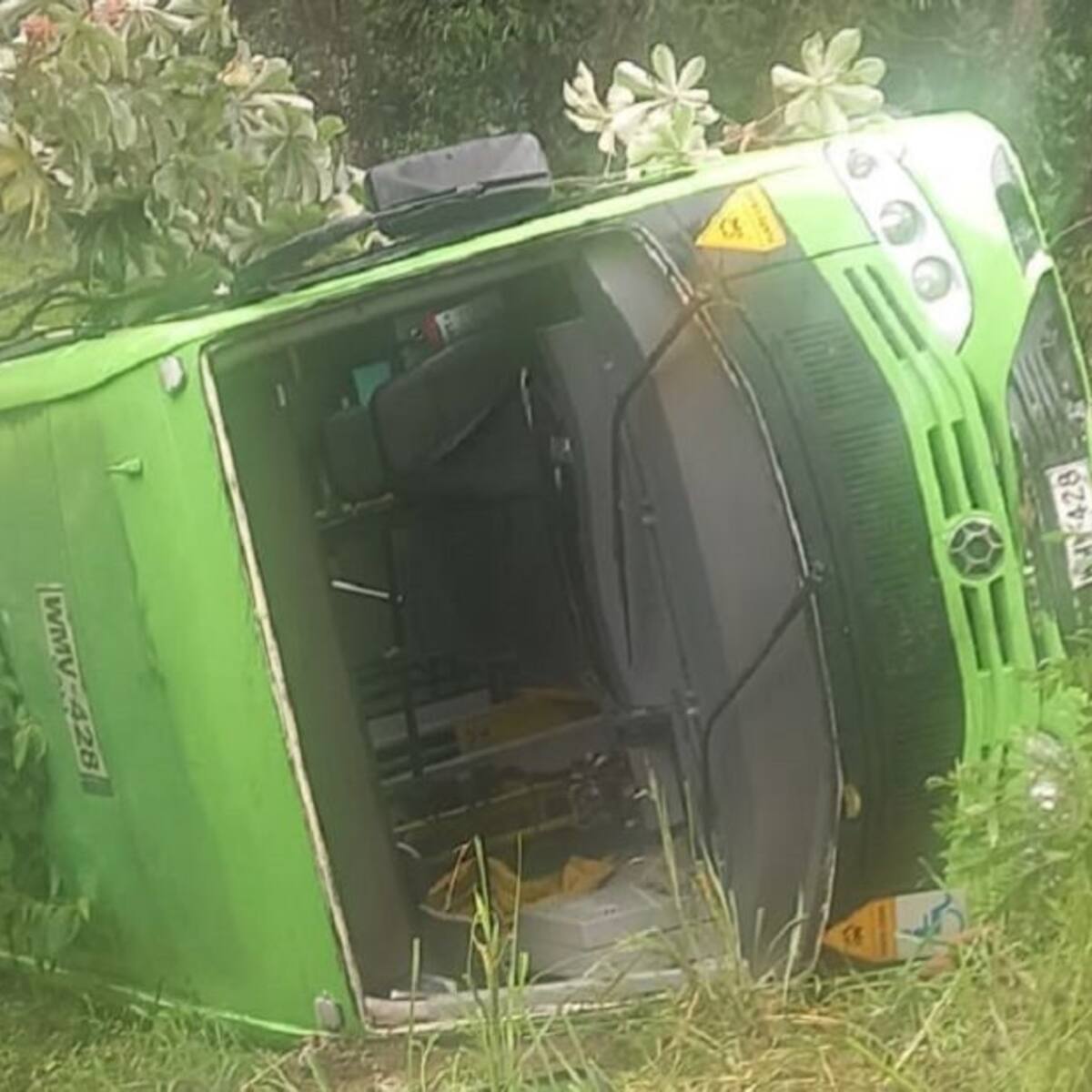 Al menos 16 lesionados deja volcamiento de bus del MIO en ladera