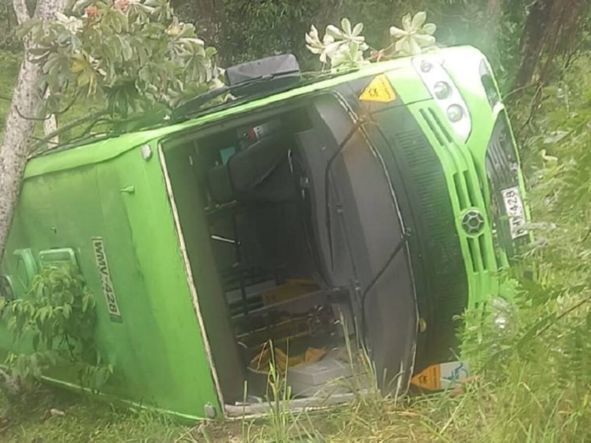 Al menos 16 lesionados deja volcamiento de bus del MIO en ladera