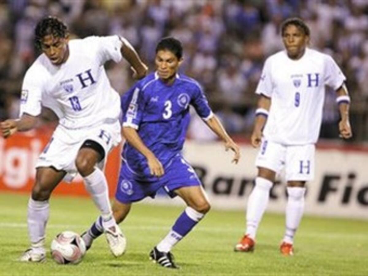 Honduras, de Luis Fernando Suárez, derrotó 3-0 a El Salvador