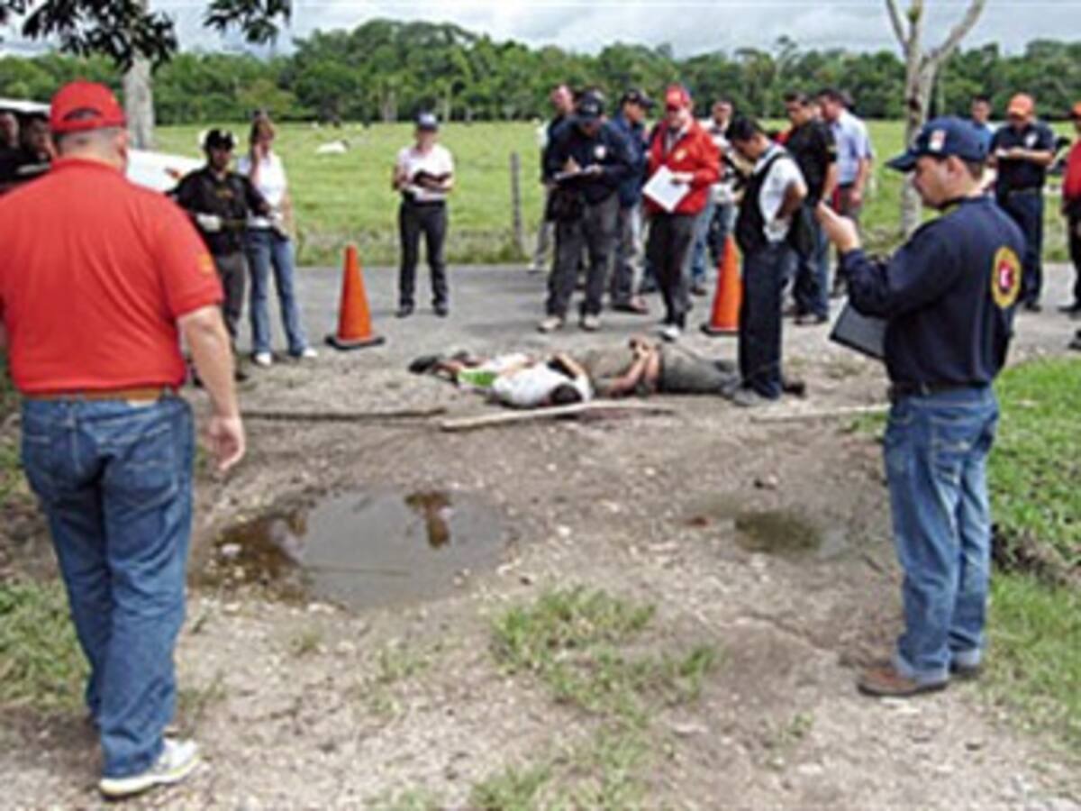 Familiares de las víctimas de la masacre esperan entrega de cadáveres