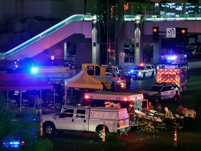 El jefe de la Policía Metropolitana de Las Vegas indicó que el presunto autor del tiroteo, que llevó a cabo su ataque desde el piso 32 de un hotel cercano, ha sido identificado.