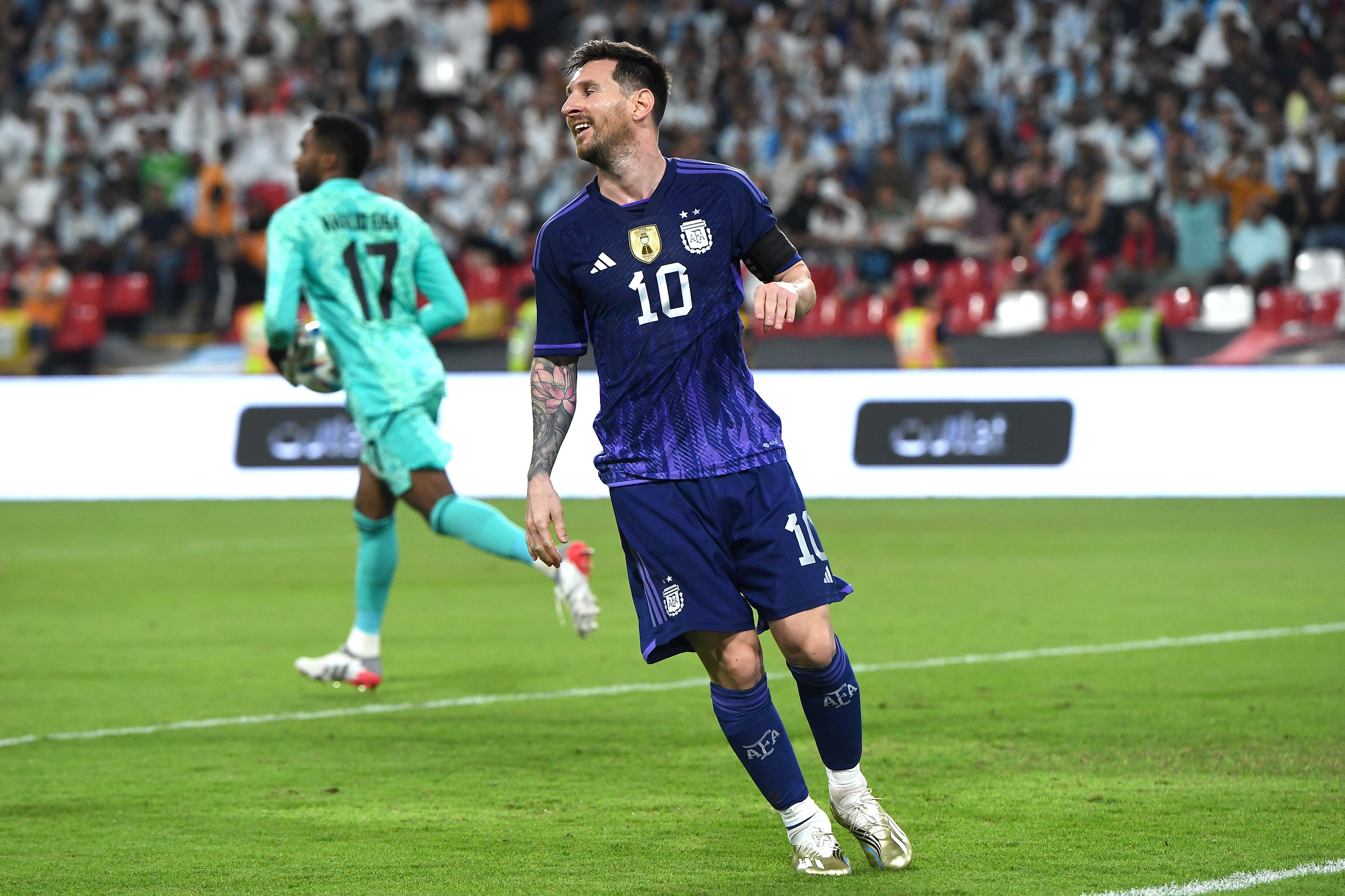 Lionel Messi espera por su debut en Qatar 2022. (Photo by Martin Dokoupil/Getty Images)