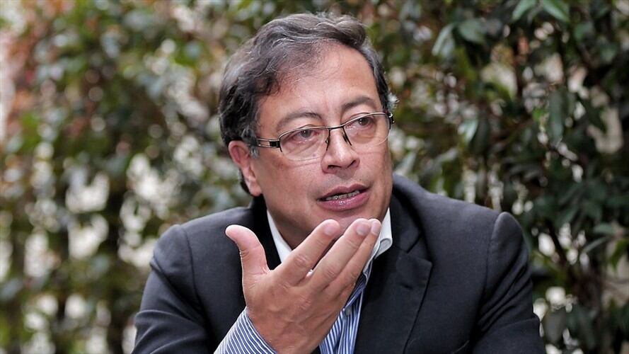 Superindustria embargará la quinta parte del sueldo como senador de Gustavo Petro. Foto: Colprensa