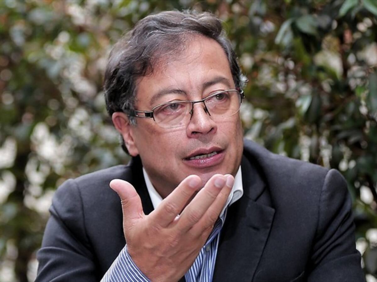 Superindustria embargará la quinta parte del sueldo como senador de Gustavo Petro