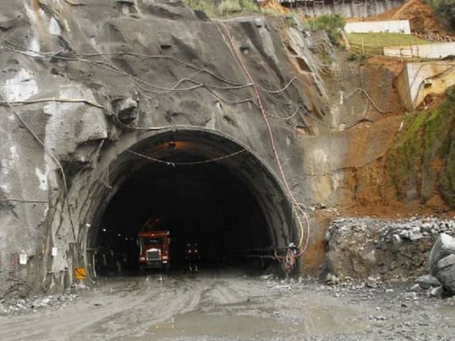 Rescatan a tres trabajadores del Túnel del Toyo que cayeron a un abismo