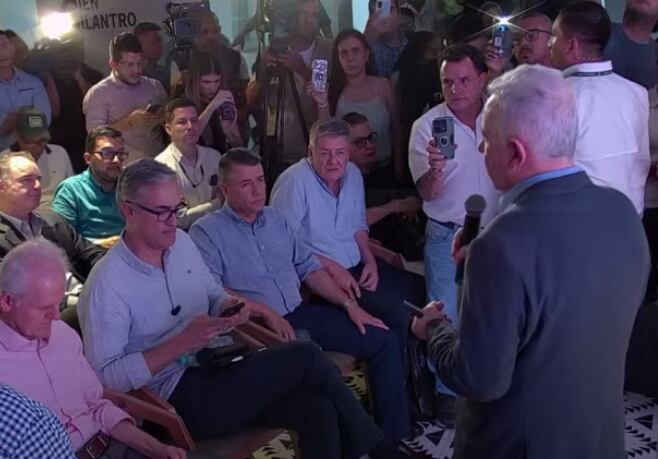 El expresidente Álvaro Uribe se encontraba en Cali para analizar los puntos de la consulta popular
