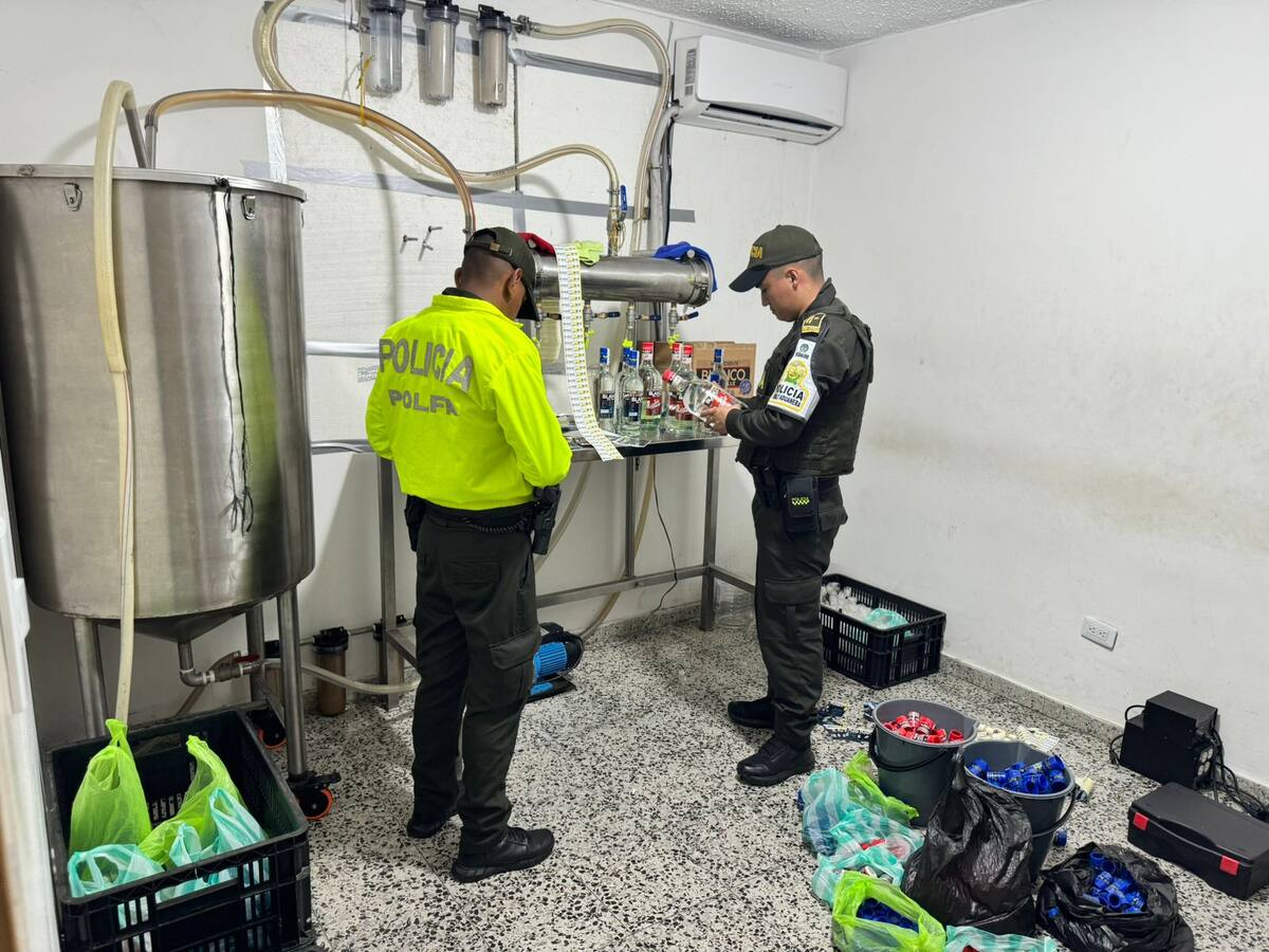 Hallan fábrica clandestina que falsificaba Aguardiente del Valle con tecnología de punta