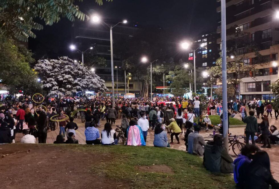 Aproximadamente. 1.000 personas recorrieron hasta las 8 de noche el corredor de la carrera Séptima hasta llegar al parque de los Hippies.