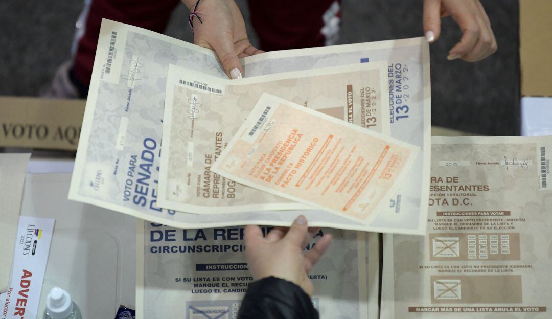 Precandidatos presidenciales están haciendo campaña política prohibida