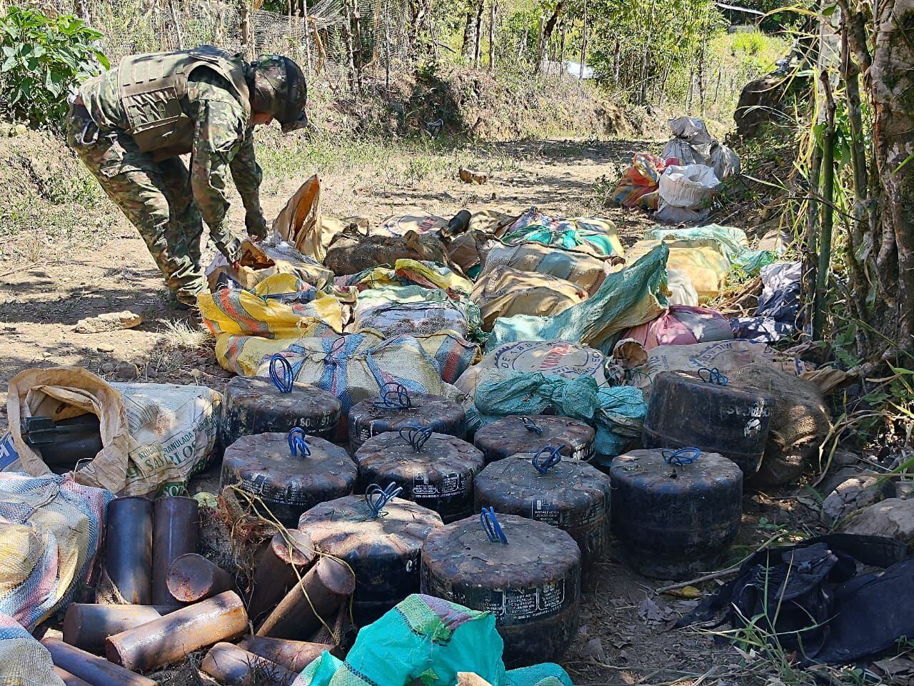 Explosivos hallados en los Andes. Foto: Ejercito Nacional