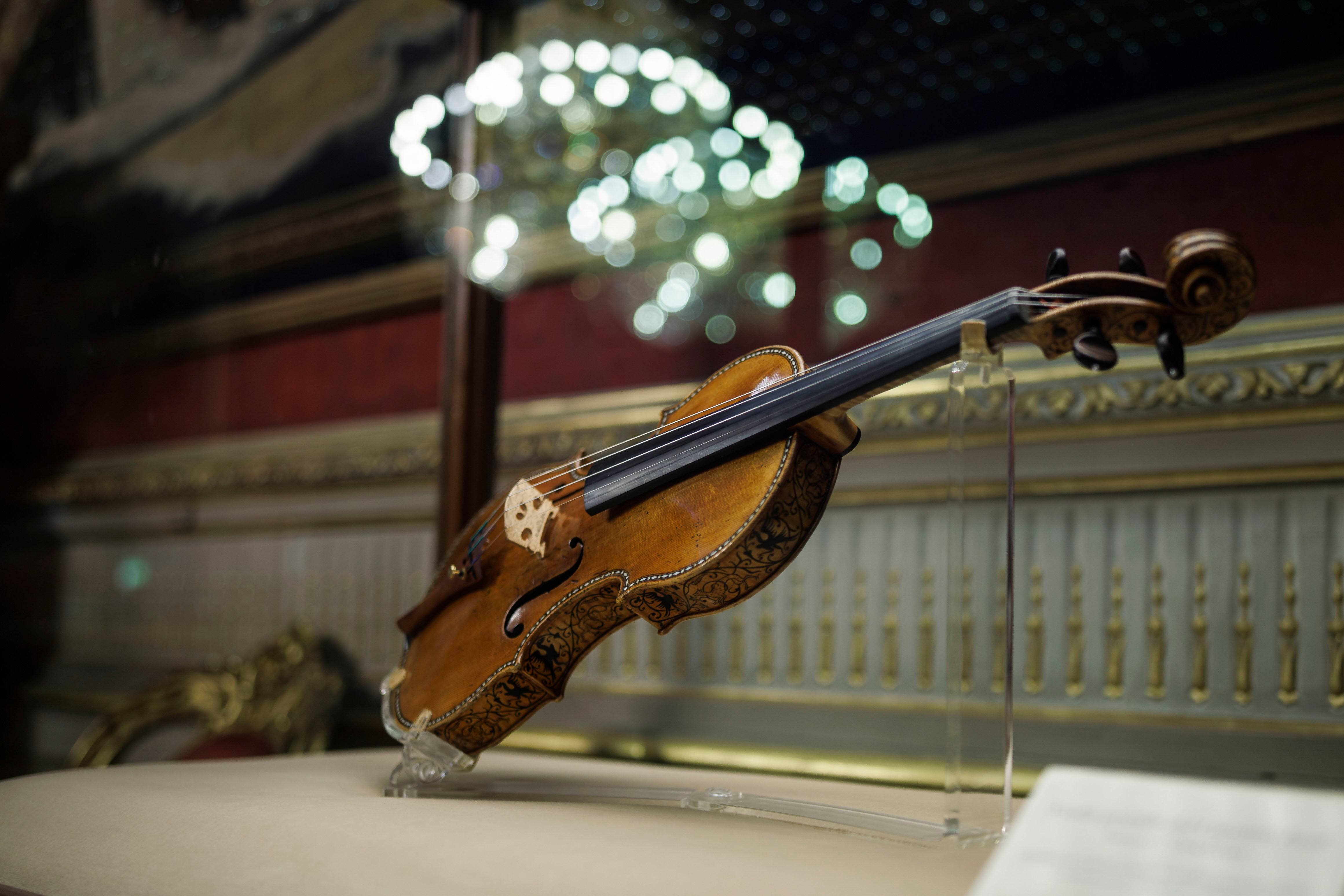 MADRID, 17/01/2025.-Vista de los 'stradivarius' de Carlos III este viernes, que tras 27 años saldrán de su residencia, el Palacio Real de Madrid, para acudir a una cita al Teatro Real a beneficio de la dana, un viaje de tan solo 400 metros con extraordinaria seguridad por su incalculable valor.-EFE/ Rodrigo Jiménez