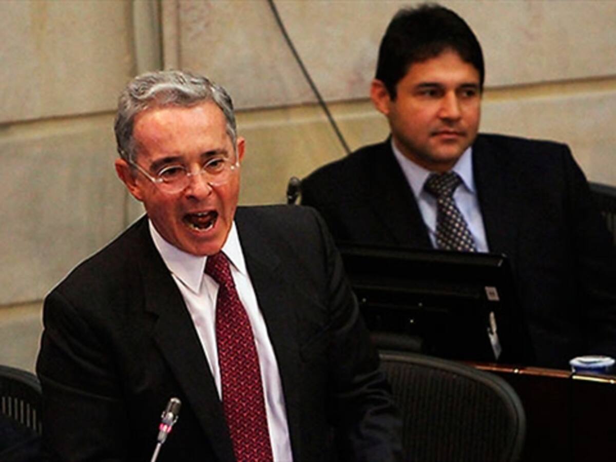 Altos oficiales de FF.MM aseguran que helicóptero fue derribado: Uribe
