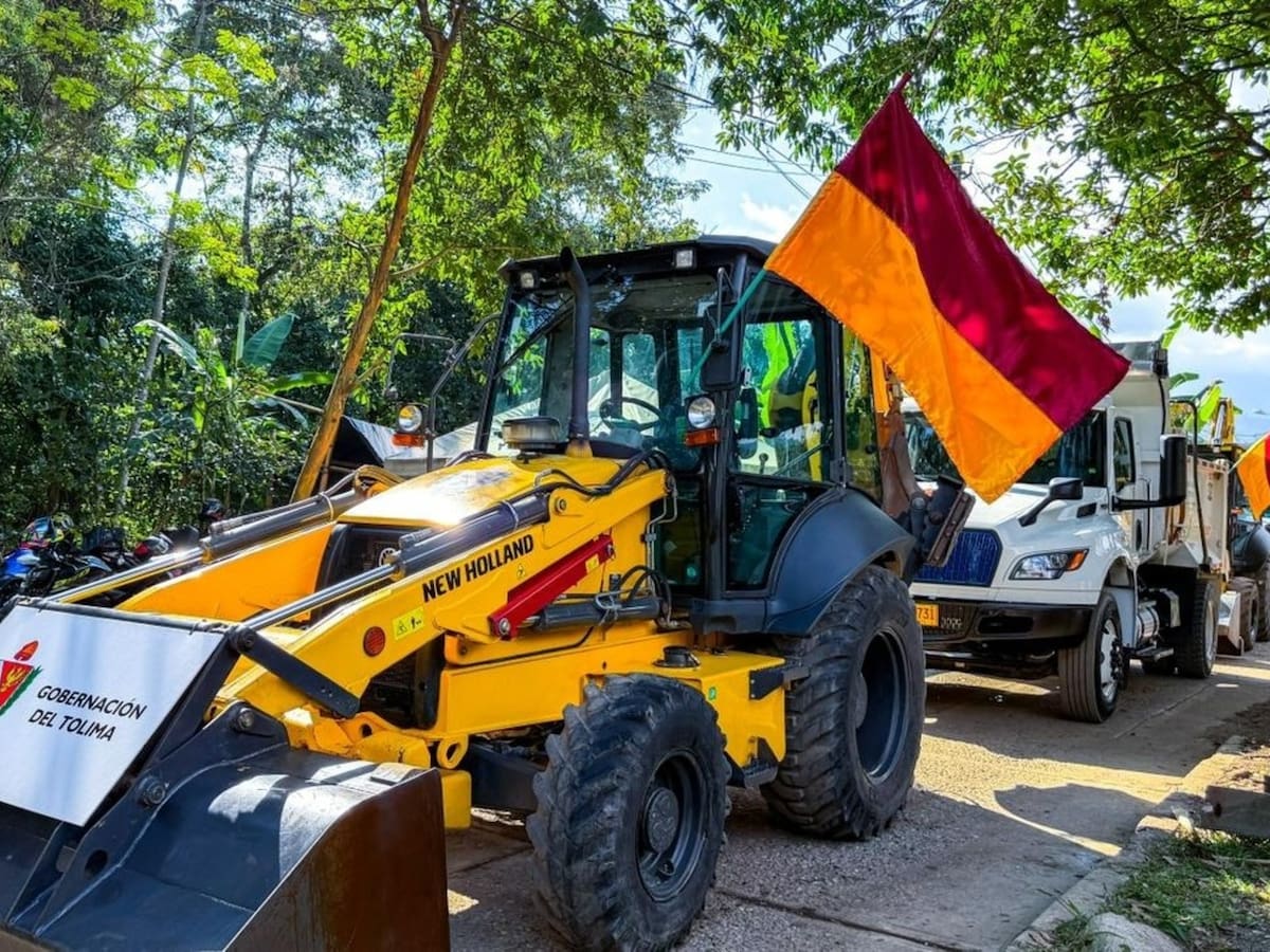 Entregan 16 kits de maquinaria amarilla para vías rurales en el Tolima