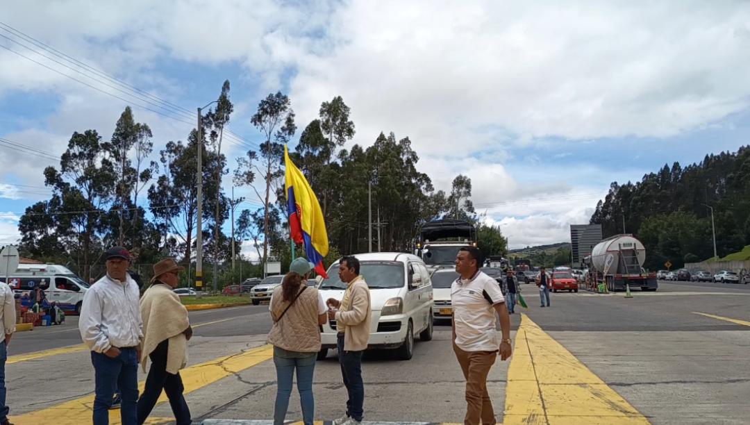 Los pasos intermitentes en el peaje de Tuta seguirán cada 10 minutos y se mantendrán hasta viernes, día de la segunda mesa de concertación / Foto: Caracol Radio.