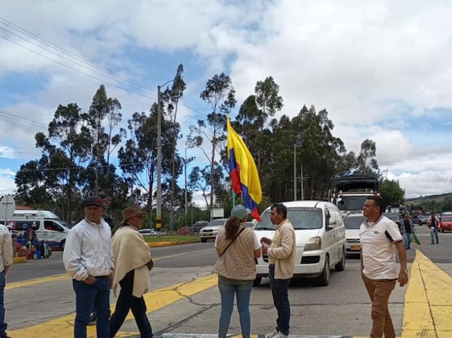 Los pasos intermitentes en el peaje de Tuta seguirán cada 10 minutos y se mantendrán hasta viernes, día de la segunda mesa de concertación / Foto: Caracol Radio.