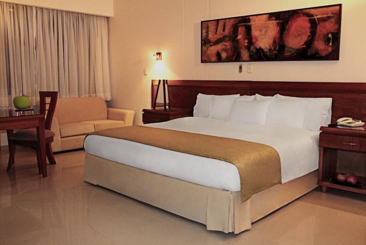 Situado estratégicamente a 10 minutos del aeropuerto Alfonso López, en el mejor sector empresarial y financiero del centro de la ciudad.