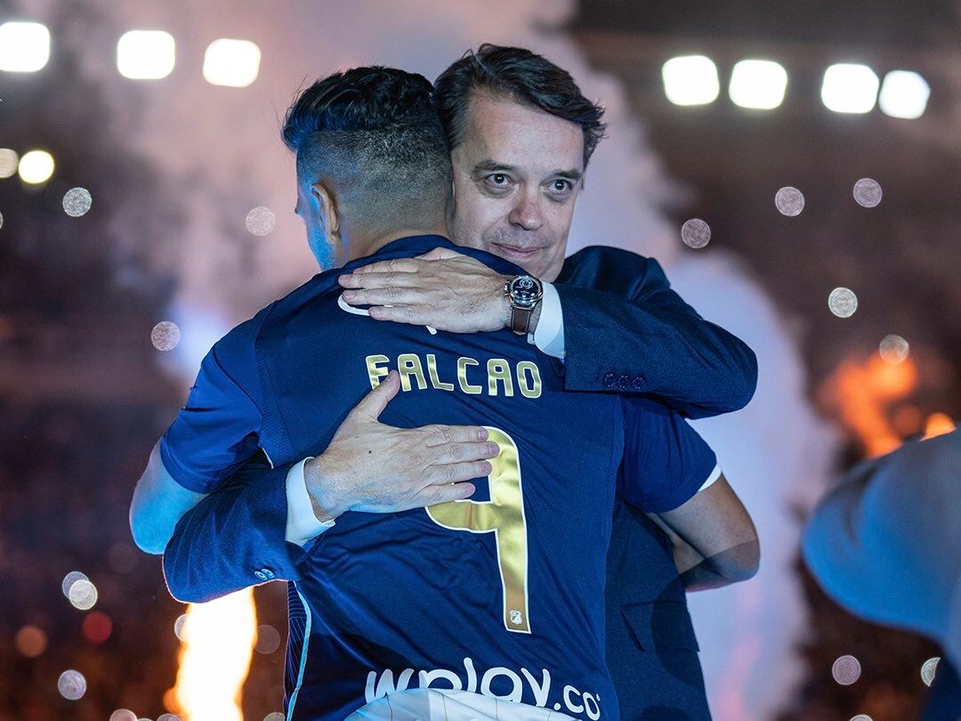 Falcao García junto a Gustavo Serpa, presidente de la junta directiva de Millonarios / Twitter: @MillosFCOficial.