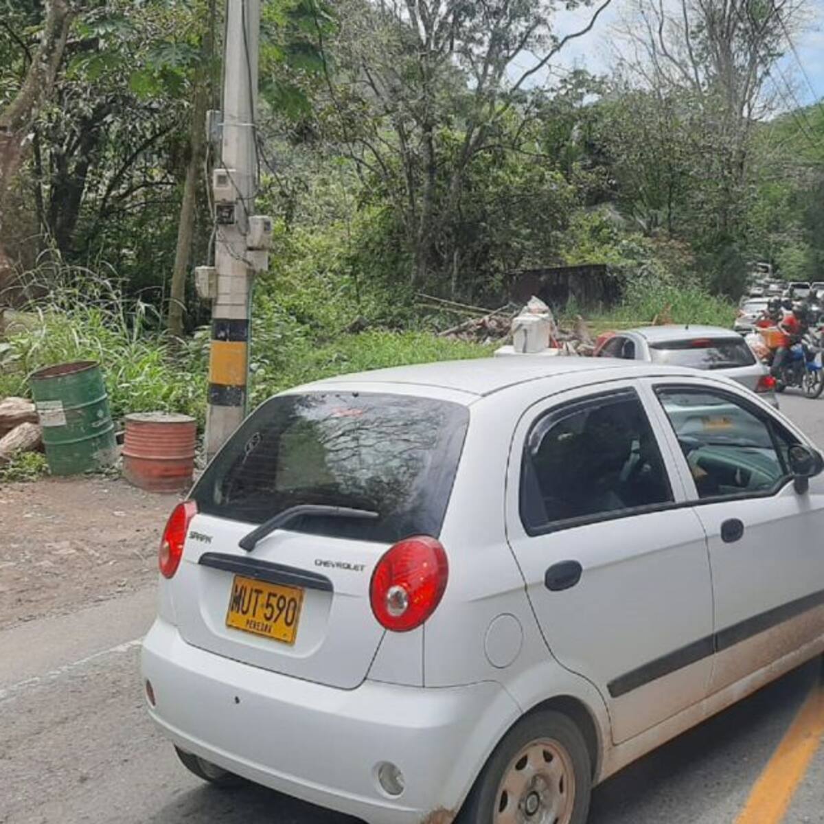 Filas de hasta 12 kilómetros en pare y siga de la vía Manizales - Medellín