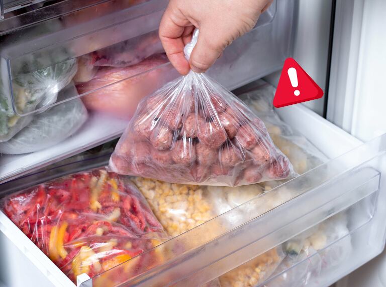 Persona volviendo a congelar albóndigas en su congelador / Señal de alerta (Getty Images)