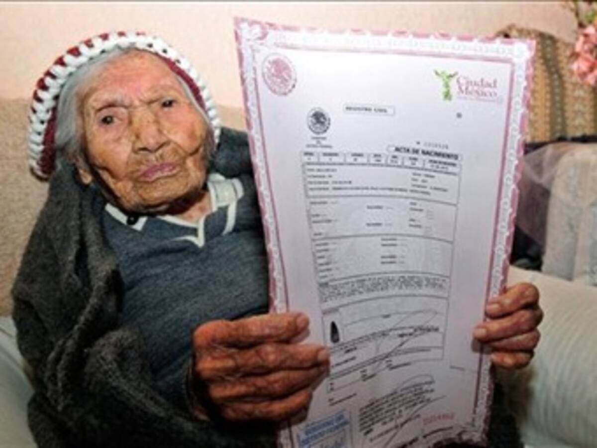 Mexicana de 112 años recupera acta de nacimiento que perdió en la Revolución