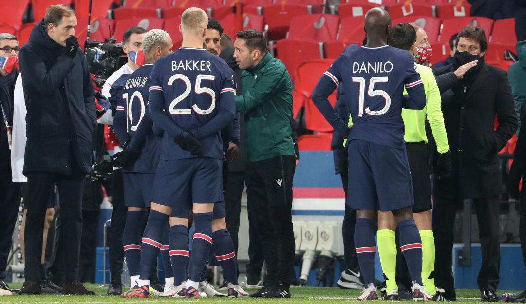 Los jugadores del PSG se negaron a seguir jugando tras el hecho sucedido contra un integrante del Basaksehir.