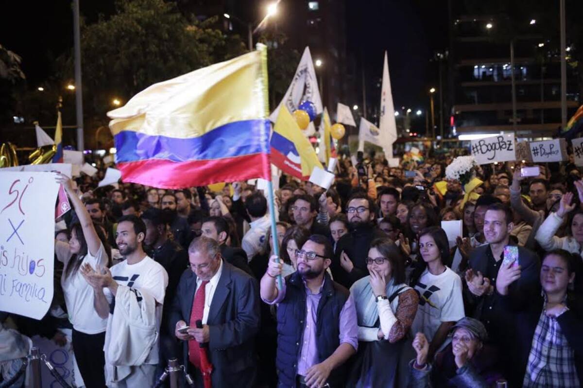 Pantallas gigantes se dispusieron en diferentes ciudades del país para recibir los anuncios.