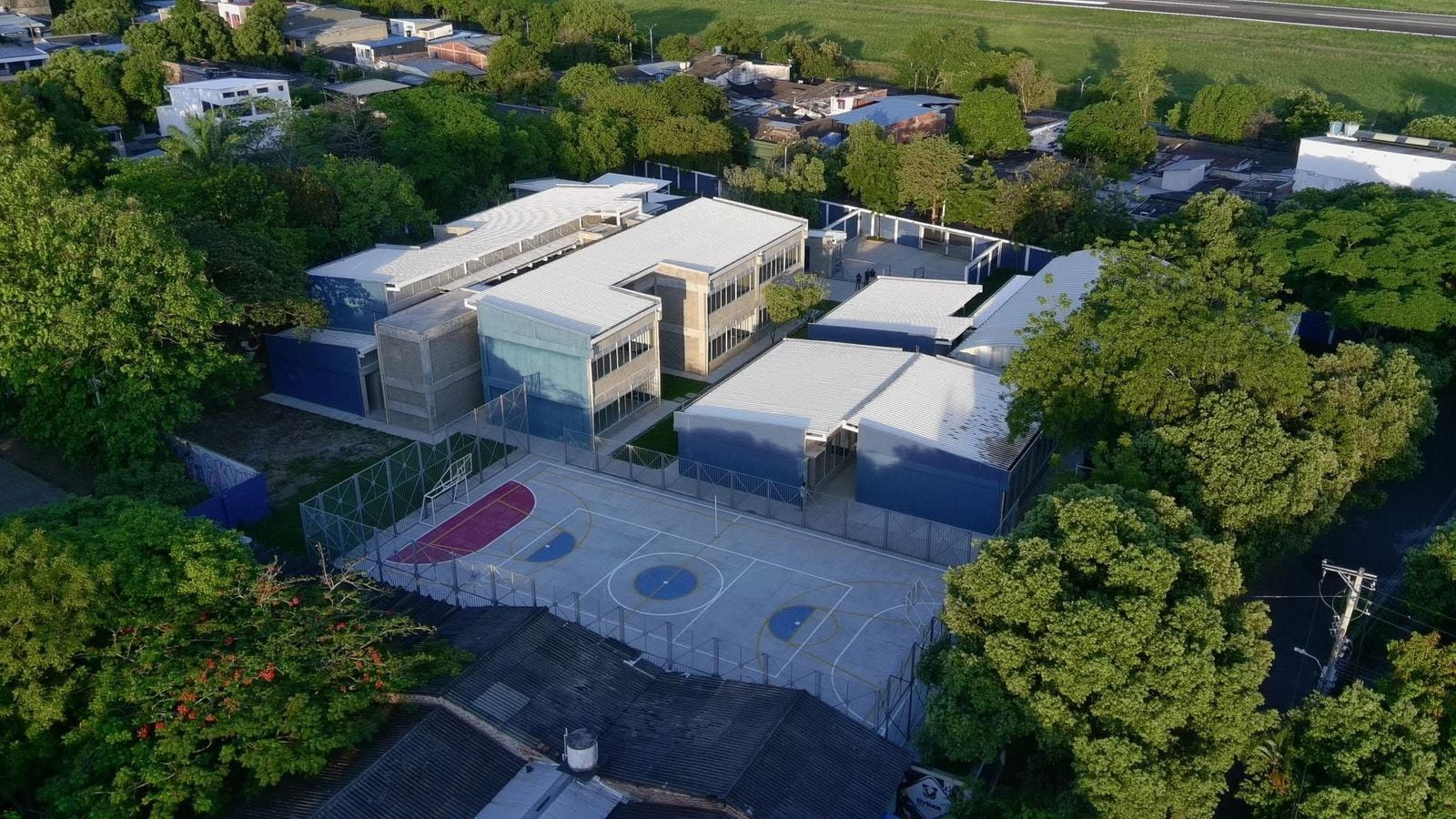 La sede Cándido del INEM enfrenta problemas eléctricos pese a haber sido intervenida recientemente, lo que reabre el debate sobre la calidad y supervisión de las obras públicas en Neiva.