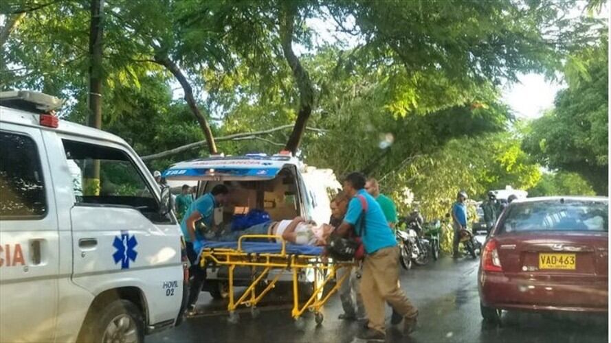 Una persona muerta y otra herida deja caída de un árbol en la vía Montería-Cereté. Foto: Colprensa