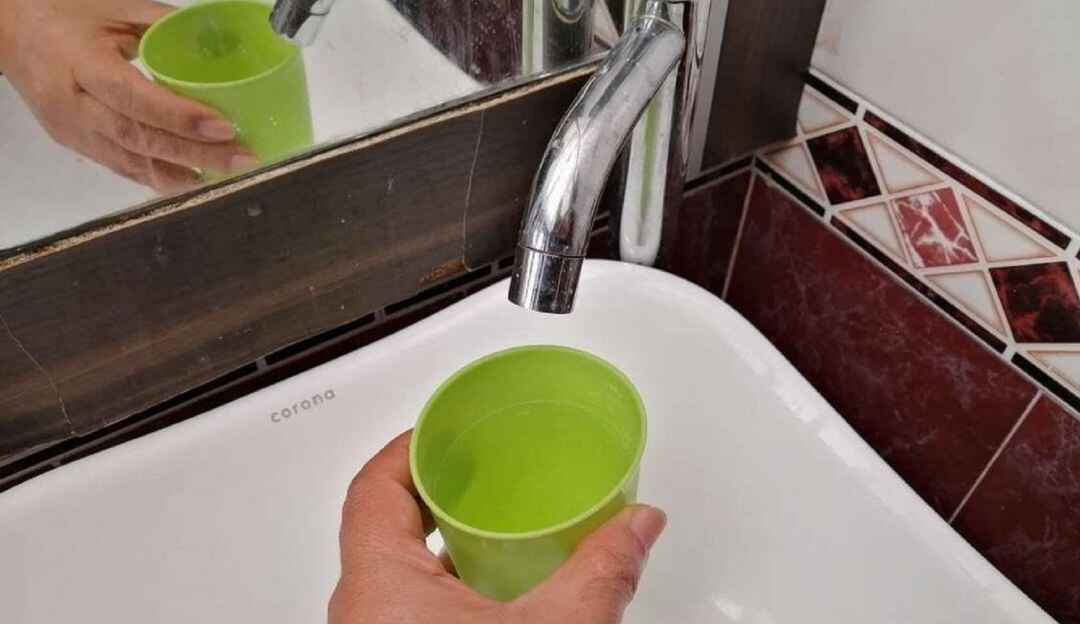 Habitantes de las Comunas 6 y 8 a coger agua, el servicio fue suspendido. 