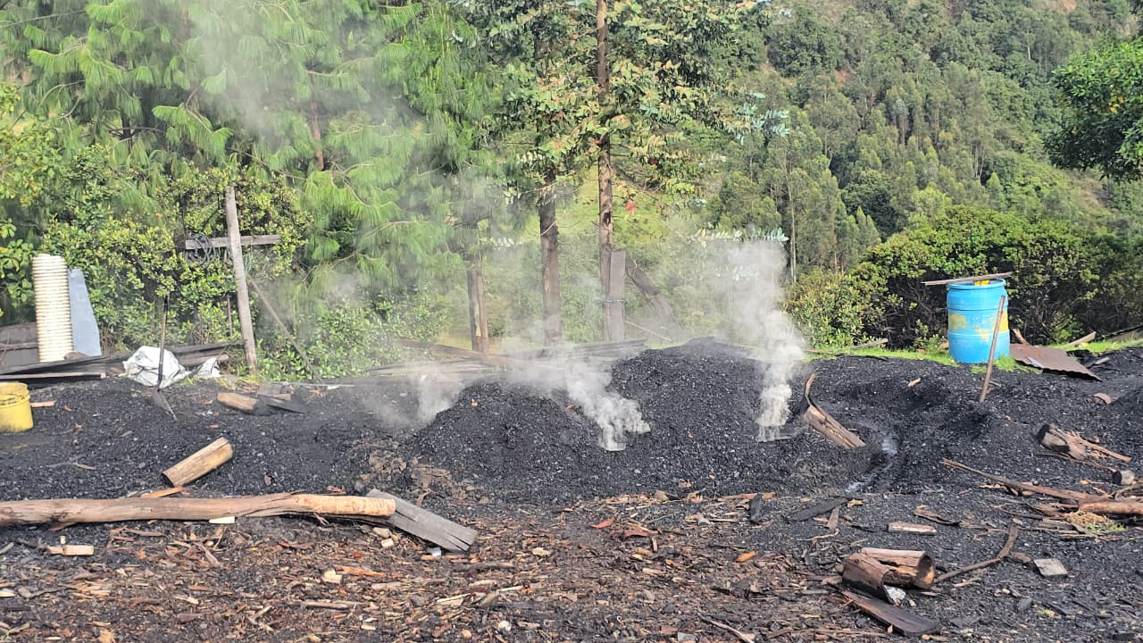 La CAR evidenció camas de combustión activas y desaparición de material previamente incautado durante diligencia anterior al mismo predio en zona rural de Ráquira