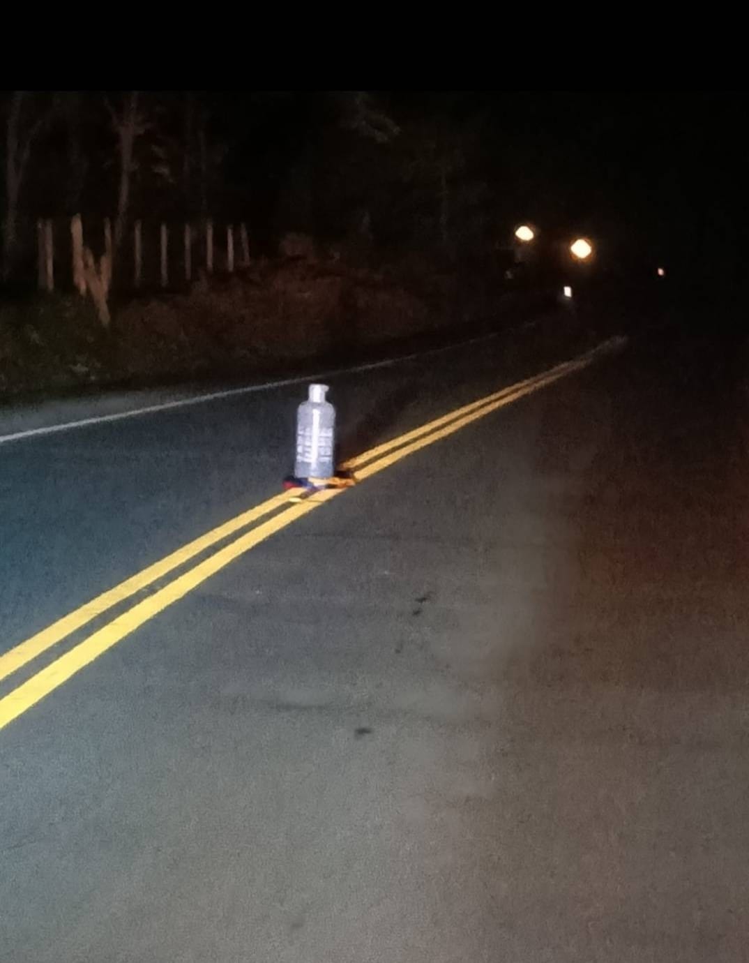 Cilindro sospechoso en la vía Mutatá - Dabeiba. Foto: Cortesía.