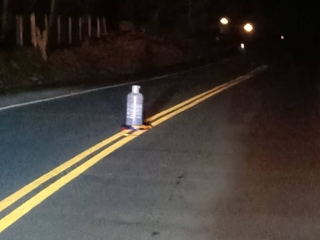 Cilindro sospechoso en la vía Mutatá - Dabeiba. Foto: Cortesía.