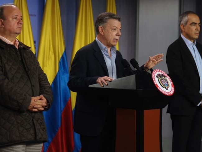 El presidente de la República, Juan Manuel Santos, firmó el cese al fuego con el ELN.