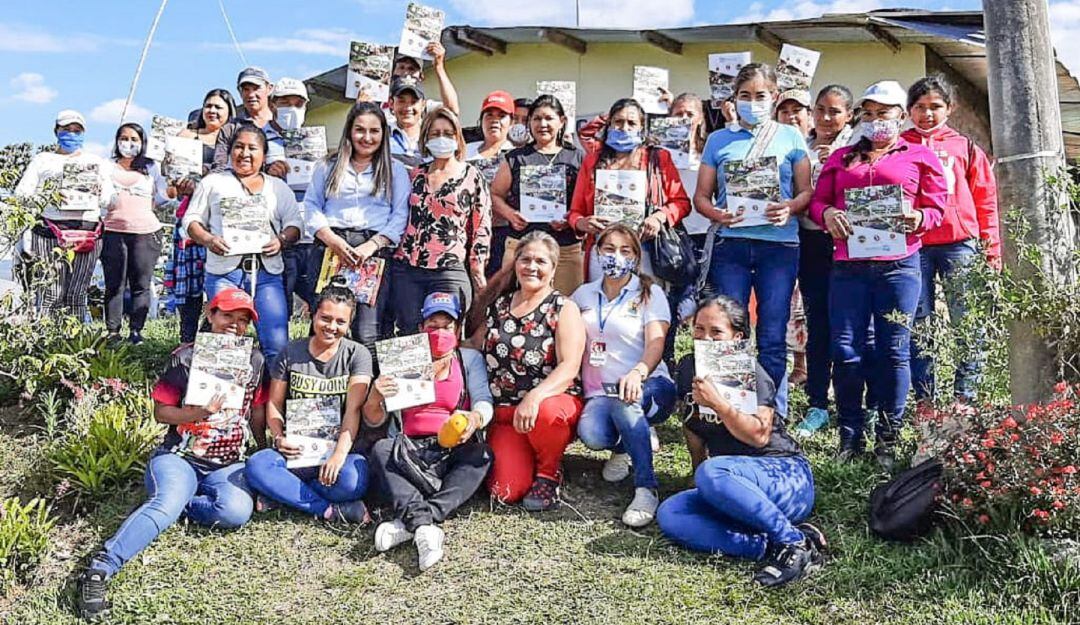 Las mujeres lideran las riendas en los extensos cultivos de café huilense.