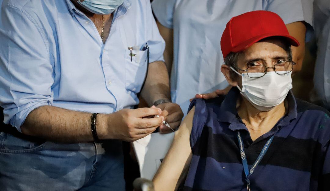 Un anciano del Hogar de Ancianos Santo Domingo es vacunado este sábado contra el covid en Asunción