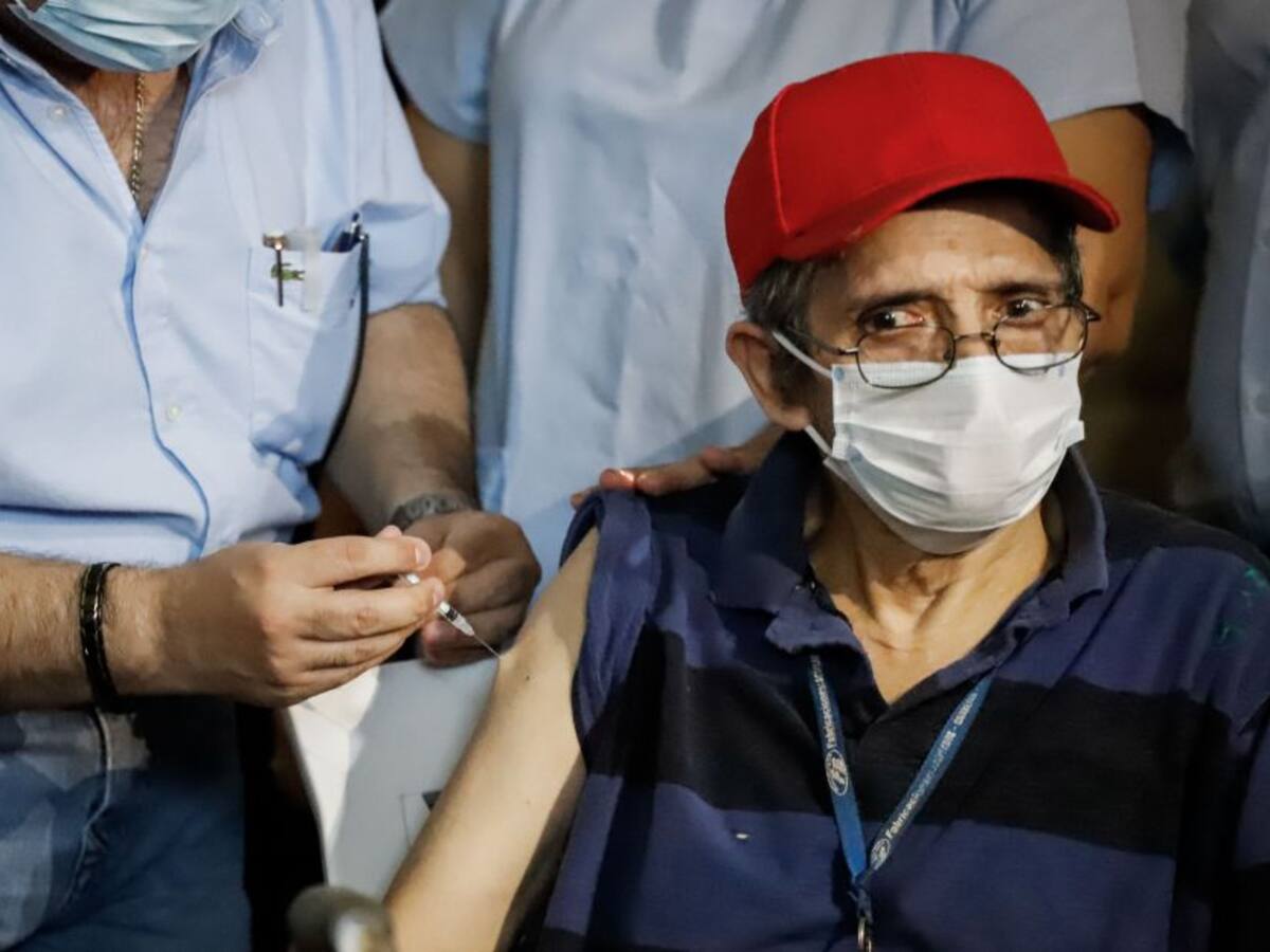 Paraguay inicia la vacunación de sus adultos mayores